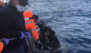 İZMİR (AA) – İzmir’in Foça ilçesi açıklarında 86 düzensiz göçmen