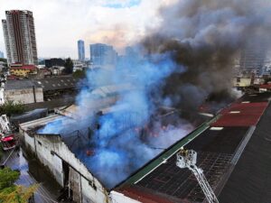 İZMİR (AA) – İzmir'in Bornova ilçesinde plastik ürünlerin bulunduğu depoda