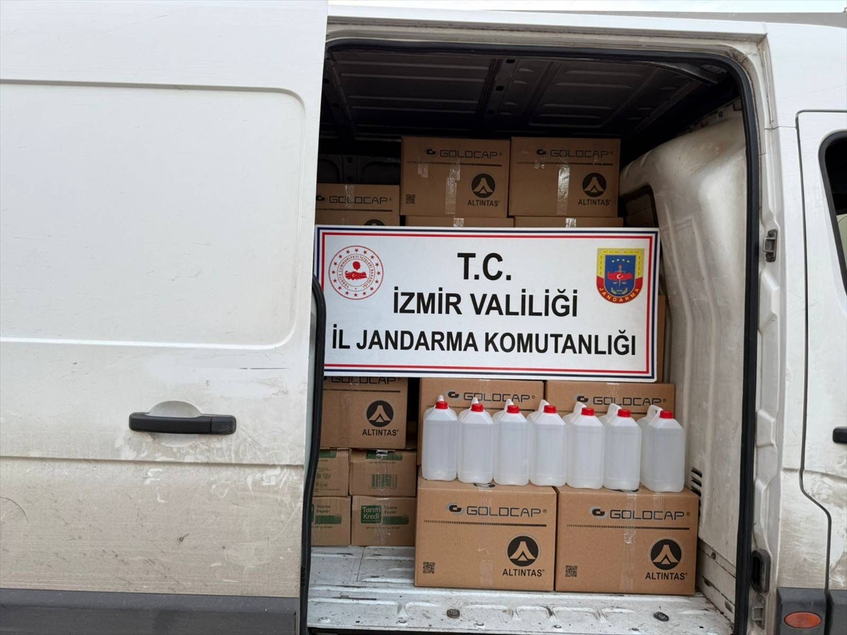 İzmir'de kaçakçılık operasyonunda 1 ton etil alkol ele geçirildi