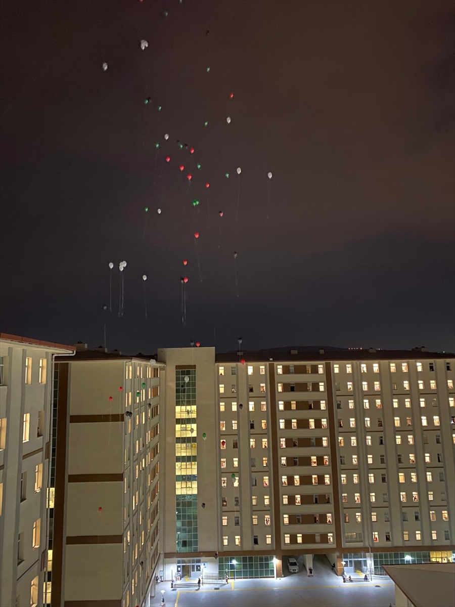 İzmir'de üniversite öğrencileri Filistin'e destek için gökyüzüne balonlar bıraktı