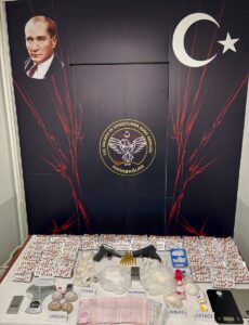 İZMİR (AA) – İzmir'in Karabağlar ilçesinde uyuşturucu operasyonunda 4 şüpheli