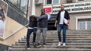 İSTANBUL (AA) – Kadıköy'de 2 evden hırsızlık yaptıkları ve park