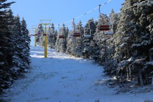 BURSA (AA) – Kış turizminin önemli merkezlerinden Uludağ'da etkili olan