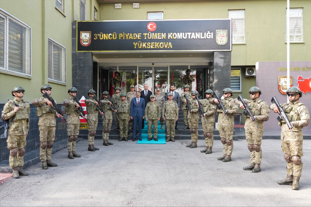 Kara Kuvvetleri Komutanı Orgeneral Tokel, Hakkari'de ziyaretlerde bulundu