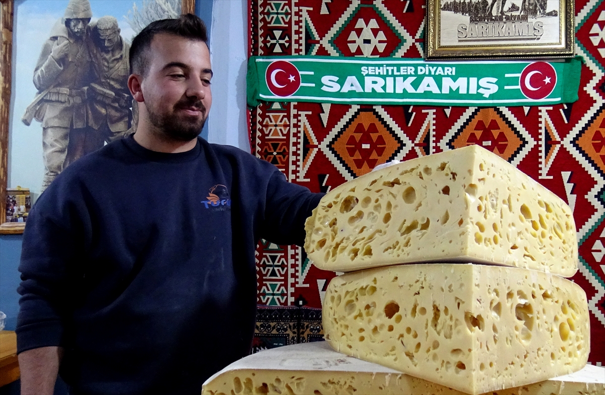 Kars'ın tescilli gravyer peyniri tezgahlarda yerini aldı