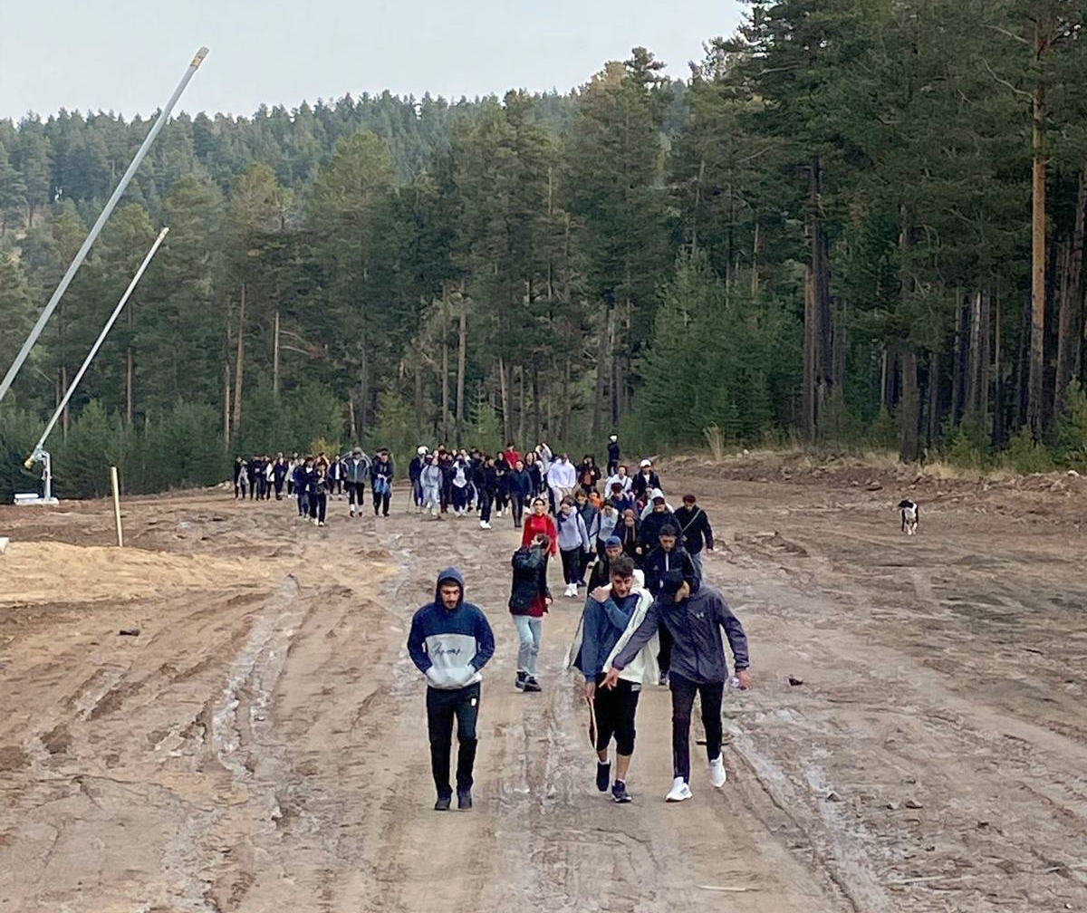 Kars'ta üniversite öğrencileri doğa yürüyüşü sırasında kayak pistinde temizlik yaptı