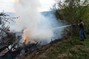 KASTAMONU (AA) – Kastamonu'nun Bozkurt ilçesinde çıkan yangında 2 ev