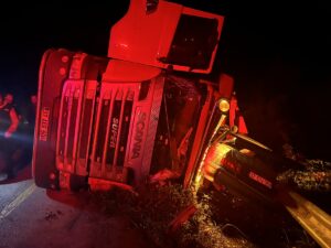 KASTAMONU (AA) – Kastamonu'nun İnebolu ilçesinde tır ile otomobilin çarpışması