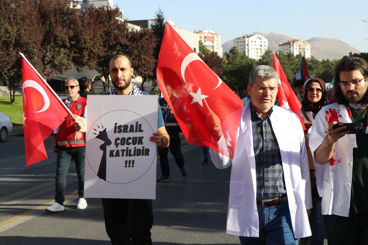 Kayseri'de sağlık çalışanları Gazze'ye destek için “vicdan yürüyüşü” düzenledi