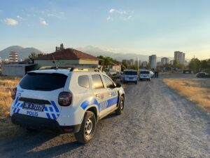 KAYSERİ (AA) – Kayseri'nin merkez Melikgazi ilçesinde evlerinin bahçesinde silahlı