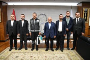 - Yolcunun kurtarılma anı durak ve tramvayın güvenlik kamerasınca kaydedildi