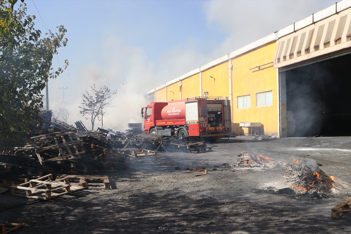 Kilis'te kauçuk üretim fabrikasında çıkan yangın söndürüldü
