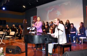 KIRIKKALE (AA) – Kırıkkale'de lise öğrencileri tarafından "Kim Var" sanat