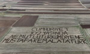 KIRKLARELİ (AA) – Kırklarelili çiftçi tarlasına pullukla toprağa iz bırakarak