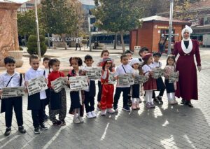 KIRŞEHİR (AA) – Kırşehir'de anaokulu öğrencileri, Cumhuriyet'in ilan edilişinin temsili