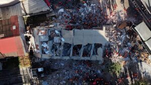 KOCAELİ (AA) – Kocaeli'nin Gebze ilçesinde çöken binada arama kurtarma