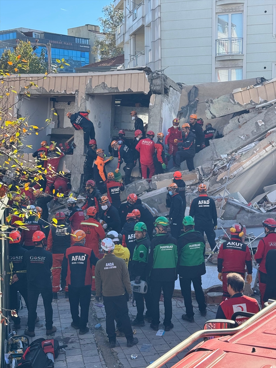 Kocaeli'de çöken 7 katlı binanın enkazında arama kurtarma çalışmaları sürüyor