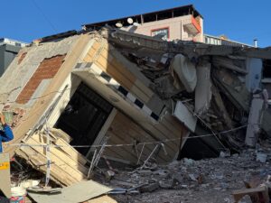 KOCAELİ (AA) – Kocaeli'nin Gebze ilçesinde dün çöken 7 katlı