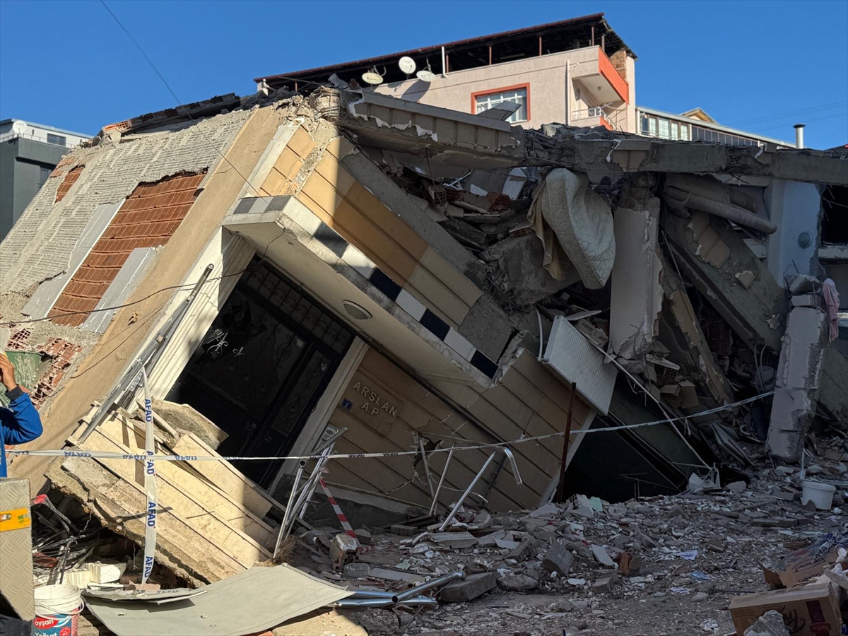 KOCAELİ (AA) – Kocaeli'nin Gebze ilçesinde dün çöken 7 katlı