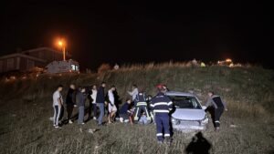 KOCAELİ (AA) – Kocaeli'nin Darıca ilçesinde devrilen otomobildeki 2 kişi