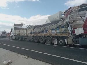 KONYA (AA) – Konya'nın Ereğli ilçesinde 2 tır ve minibüsün