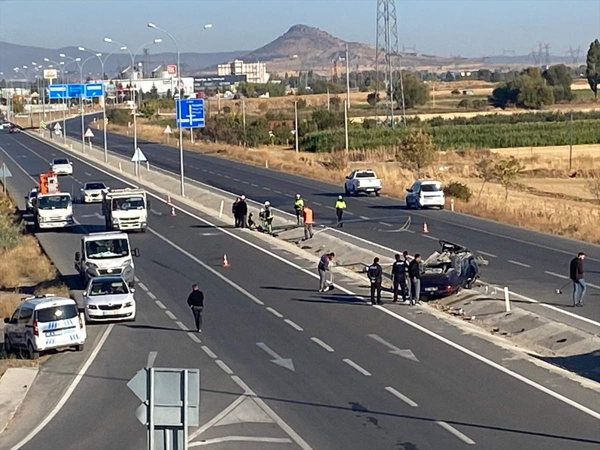 Konya'da devrilen otomobildeki 3 kişi yaralandı