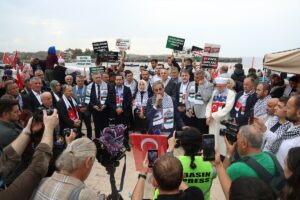 - Karasu ilçesindeki tekne ve gemilere Türk ve Filistin bayrakları