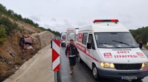 KÜTAHYA (AA) – Kütahya'nın Emet ilçesinde, istinat duvarına çarpan otomobilin