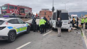 KÜTAHYA (AA) – Kütahya'da karavan minibüs ile otomobilin, yol temizliği