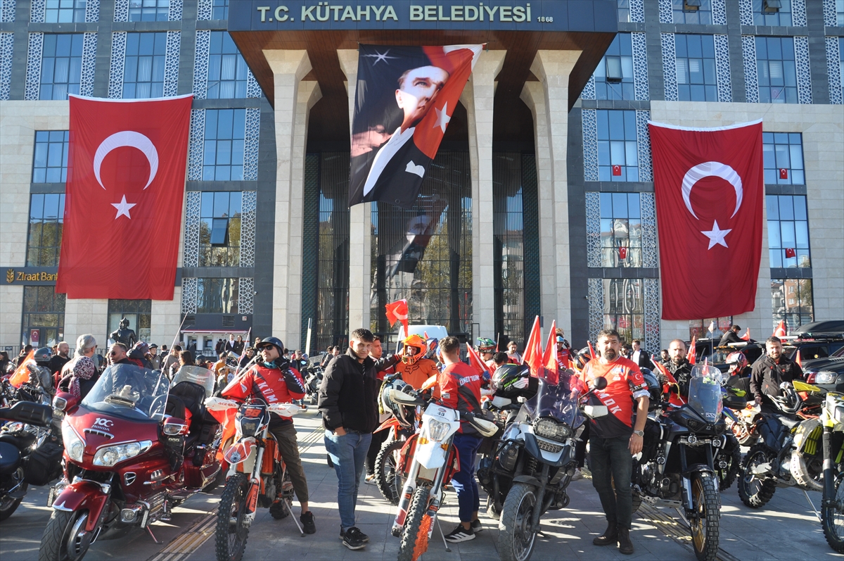 Kütahya'da motosikletlilerden “Cumhuriyet Korteji”
