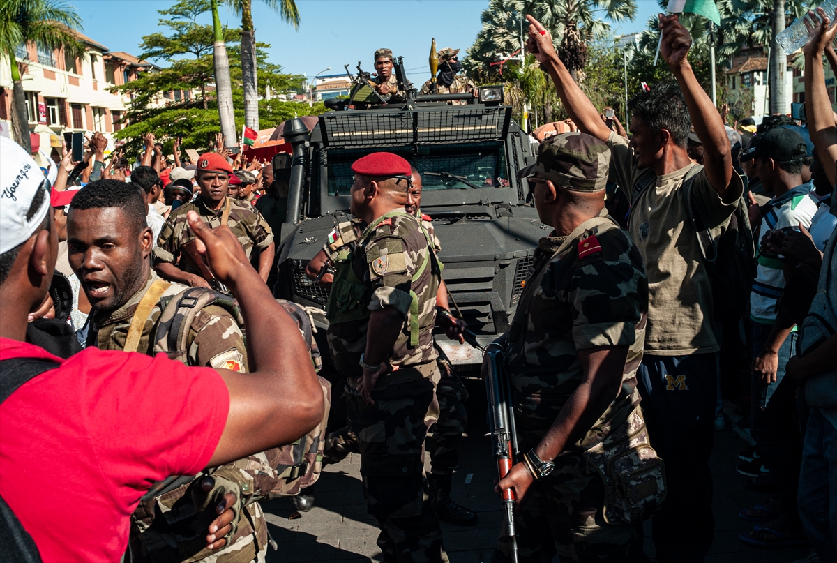 Madagaskar'da ordu yönetime el koydu