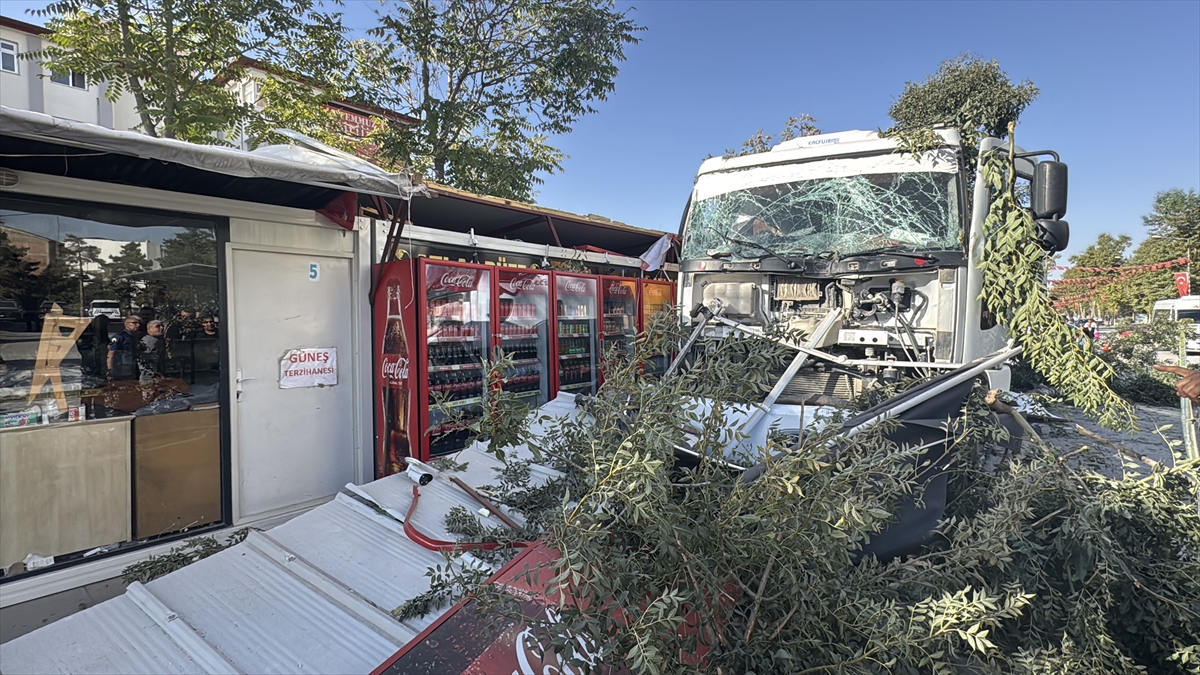 Malatya'da freni arızalanan kamyon 7 konteyner iş yerine çarptı