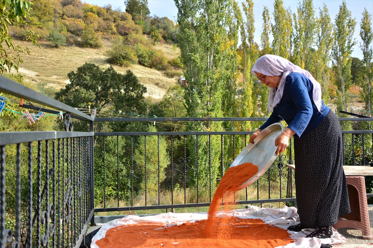 Manisa'da 16 malzemeli Demirci tarhanası kış sofraları için hazırlanıyor