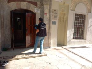 MANİSA (AA) – Manisa'da camiye girerek ahlaka aykırı davranışlarda bulundukları