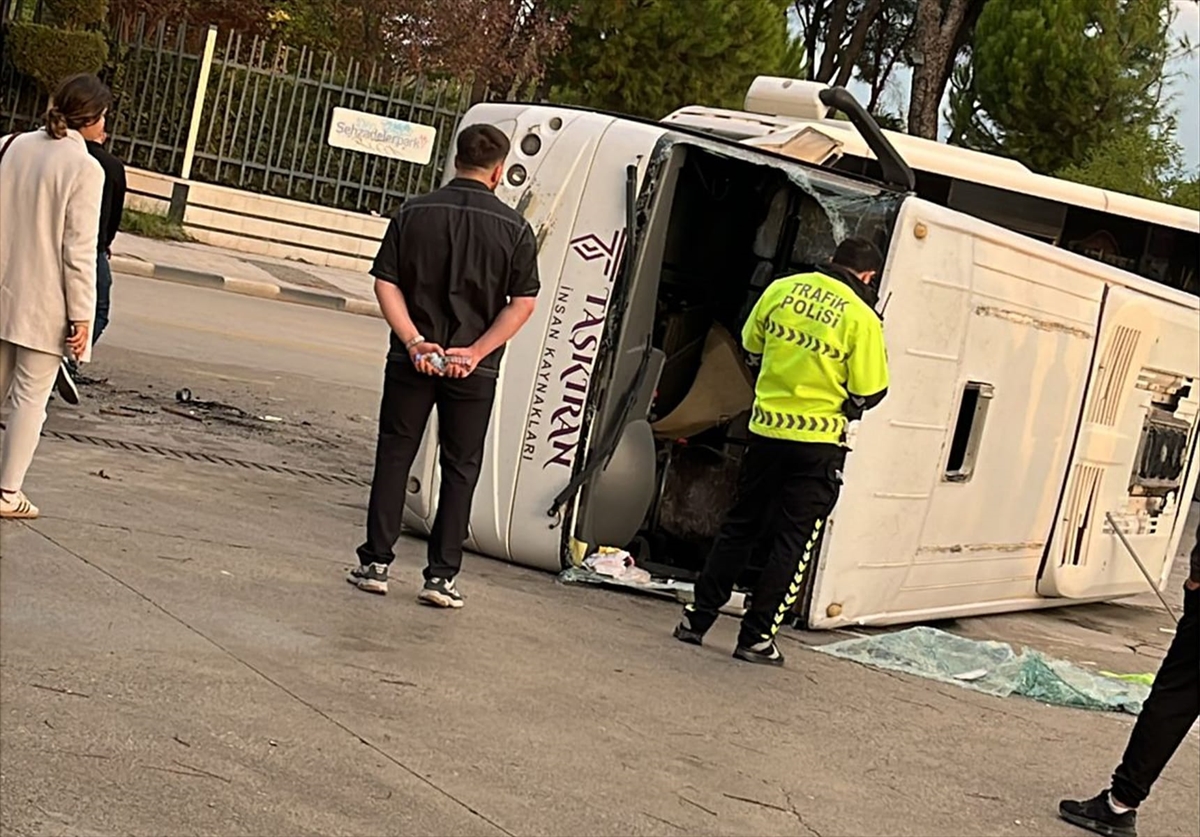 Manisa'da hafif ticari araçla çarpışan midibüsteki 16 işçi yaralandı