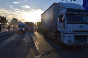 MANİSA (AA) – Manisa'nın Turgutlu ilçesinde kamyonun çarptığı genç ağır