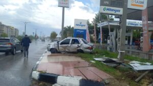 MANİSA (AA) – Manisa'nın Şehzadeler ilçesinde otomobilin akaryakıt istasyonunun tabelasına