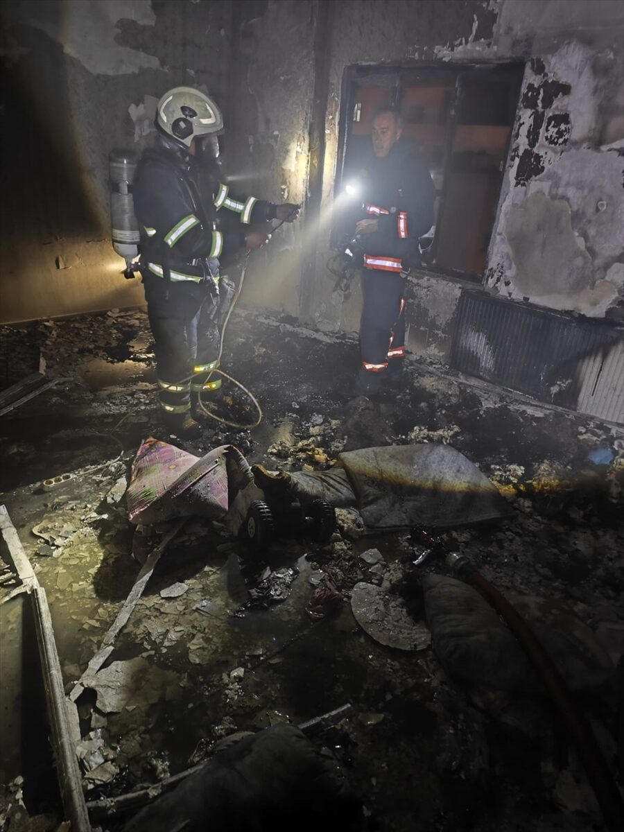 MARDİN (AA) – Mardin'in Kızıltepe ilçesinde bir apartmanda çıkan yangında