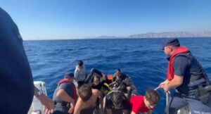 MUĞLA (AA) – Muğla'nın Marmaris ilçesi açıklarında 22 düzensiz göçmen