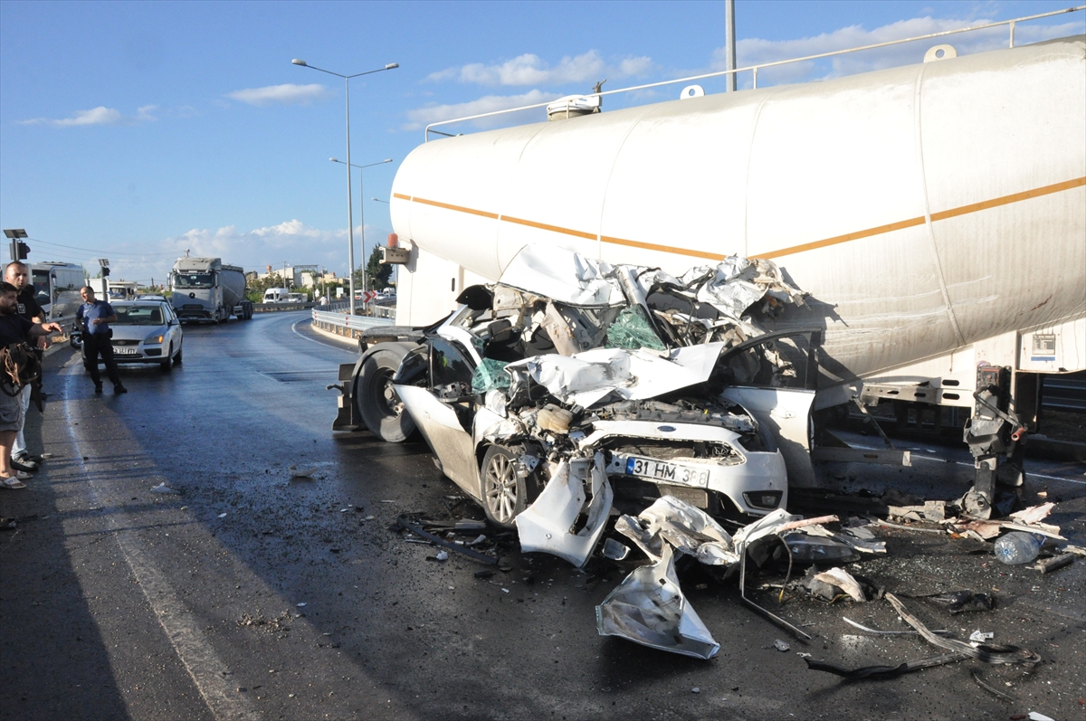 Mersin'de 3 aracın karıştığı zincirleme trafik kazasında 1 sürücü yaralandı