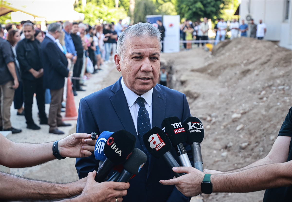 Mersin'de 4 yıl önce gömülen Fin balinasının iskeleti topraktan çıkarılıyor