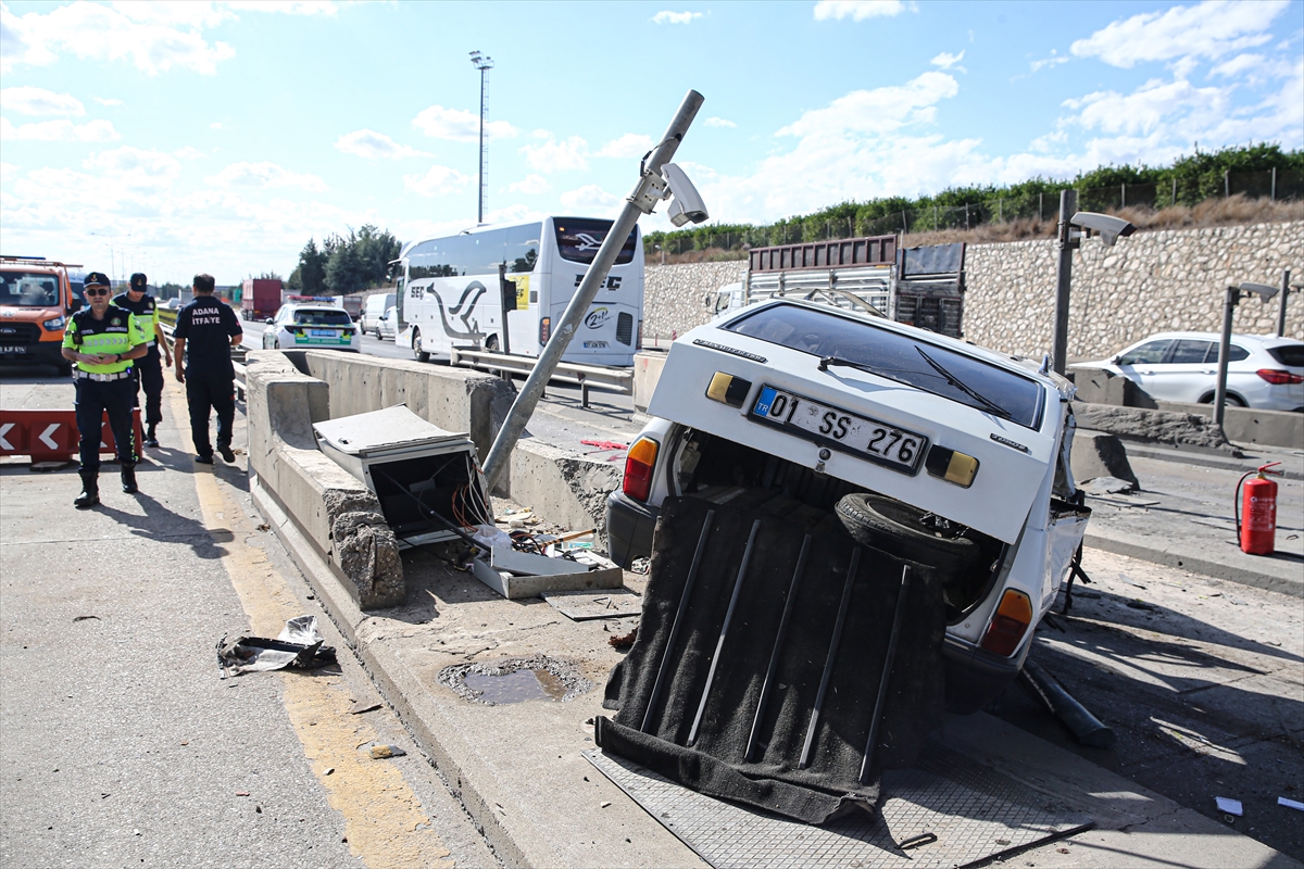 Mersin'de otoyol gişelerindeki bariyere çarpan otomobildeki 2 kişi öldü