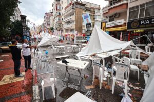 - Olumsuz hava koşulları nedeniyle stantların devrildiği Uluslararası Kushimoto Sokak