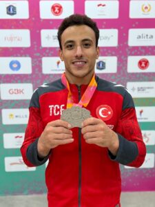 - Adem Asil, Türkiye'ye 2025 Dünya Artistik Cimnastik Şampiyonası'ndaki tek