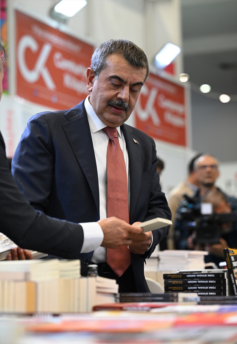 Milli Eğitim Bakanı Tekin, 22. Ankara Kitap Fuarı'nda kitaplarını imzaladı: