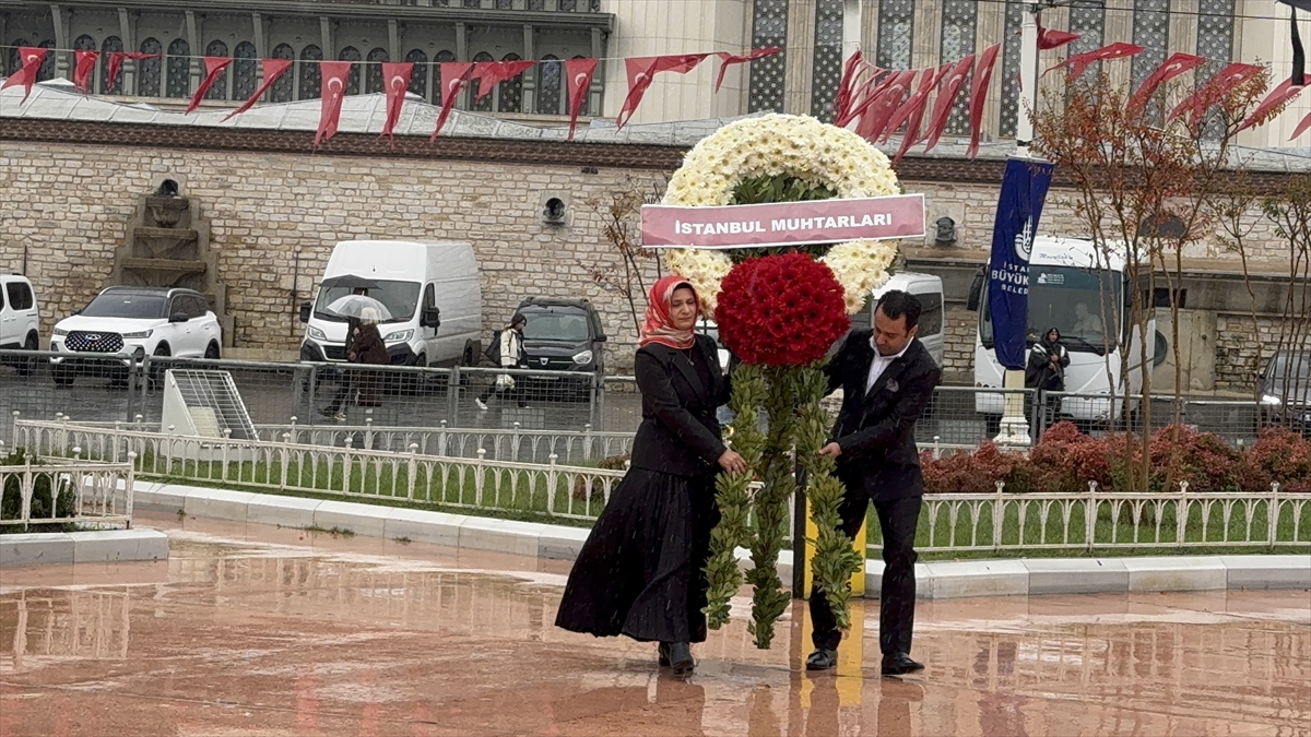 Muhtarlar Günü kapsamında Taksim Cumhuriyet Anıtı'na çelenk konuldu