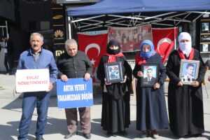 MUŞ (AA) – Muş'ta çocukları terör örgütü PKK tarafından kaçırılan