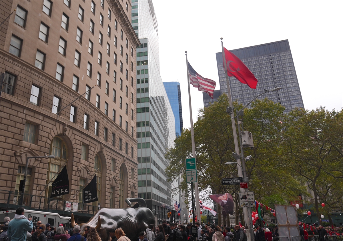 New York'un finans merkezi Wall Street'te, Cumhuriyet Bayramı nedeniyle göndere Türk bayrağı çekildi