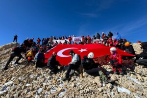 NİĞDE (AA) – Niğde'de Cumhuriyet'in kuruluşunun 102. yılı dolayısıyla dağcılar,