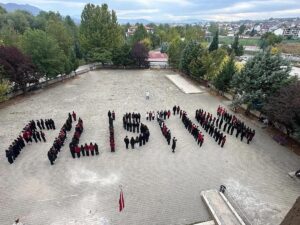 - Bir araya gelen 100 öğrenci, Filistin yazısı oluşturdu